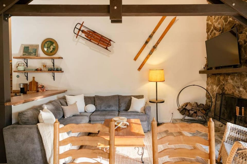 Treehouse Retreat Sleeps 10 Big Deck House in Shaver Lake