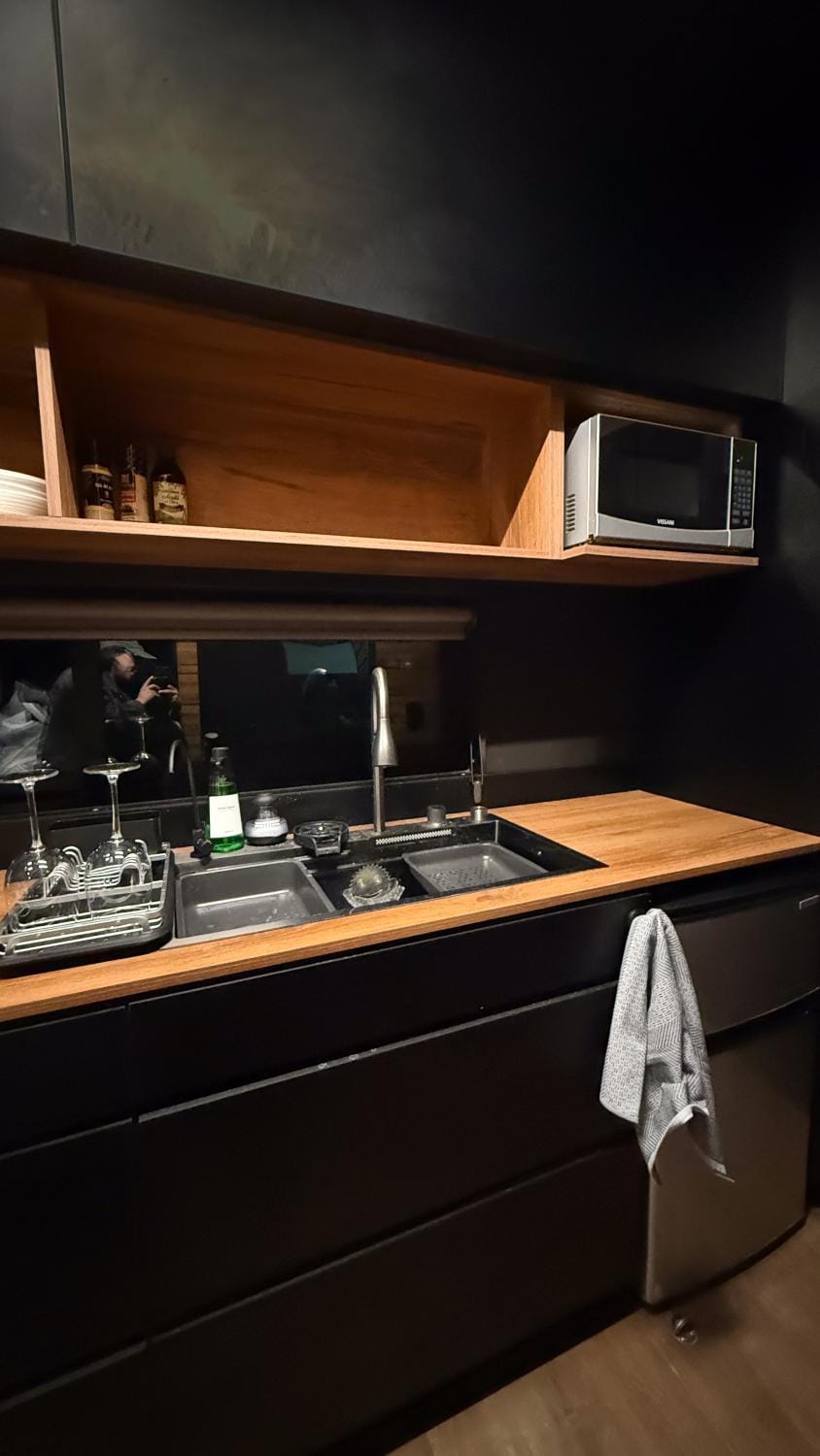 Kitchen or kitchenette, microwave, minibar