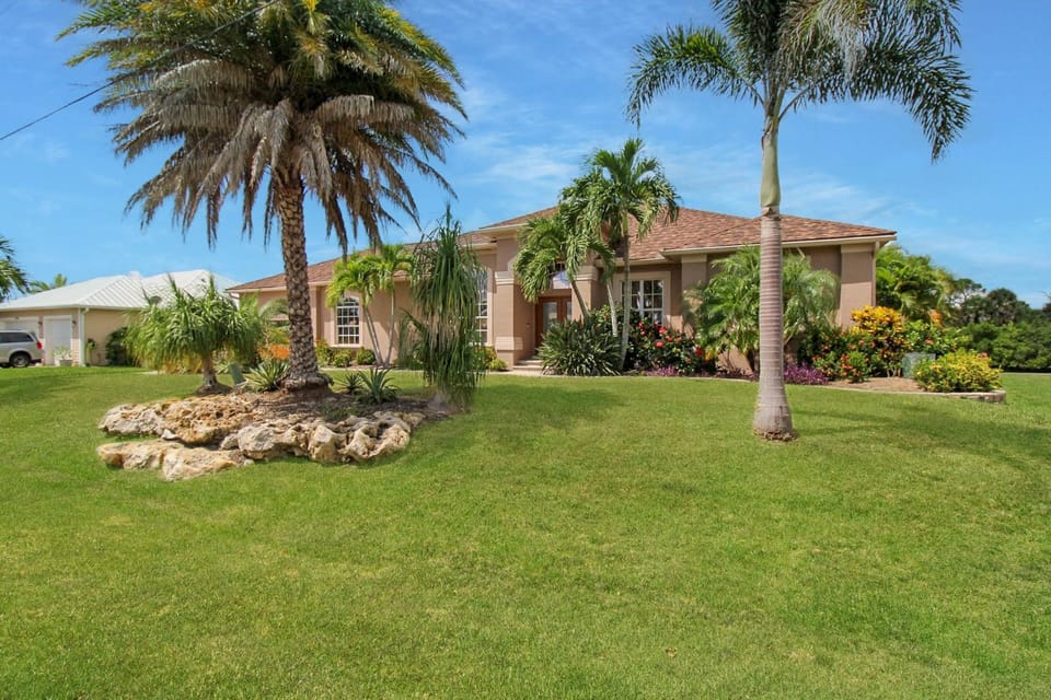 O6ERS Serene Private Pool Home House in Gulf Cove