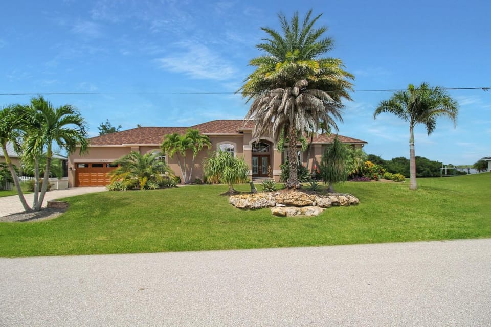 O6ERS Serene Private Pool Home House in Gulf Cove