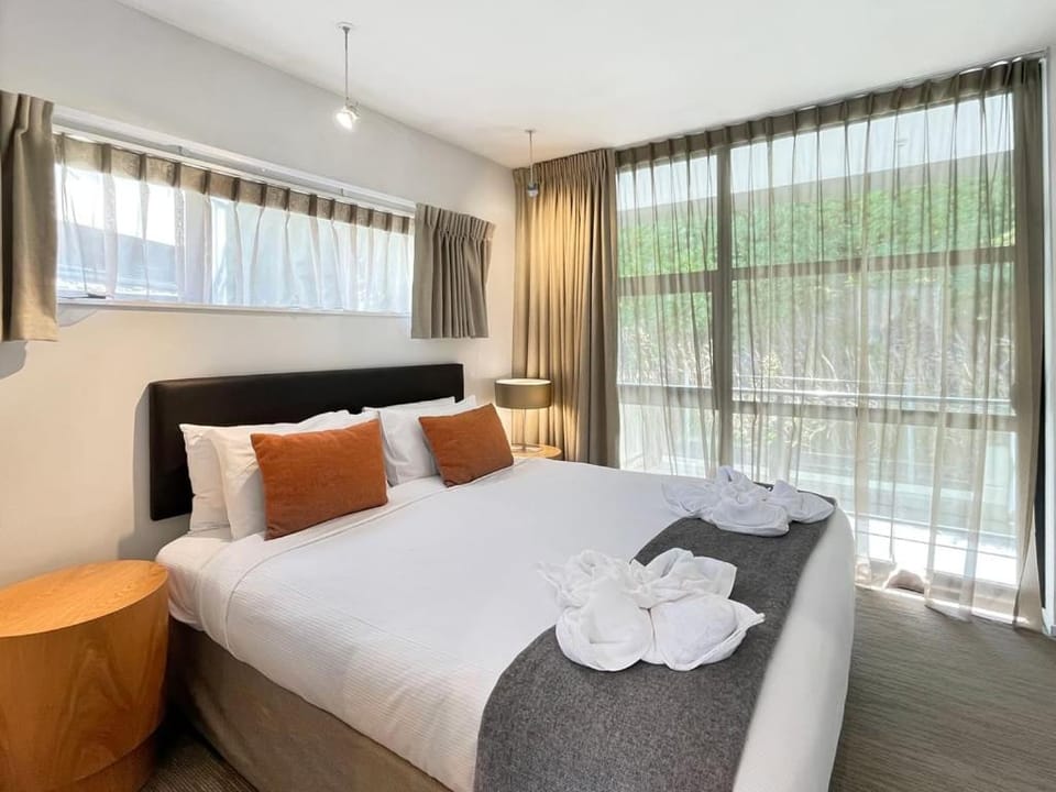 Bed, Bedroom, towels