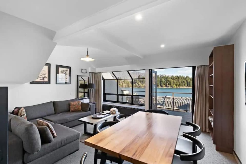 10 The Lodges - Lake View Apartment in Queenstown