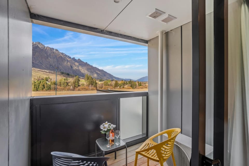 Modern Queenstown Studio Near Airport & Shops Apartment in Queenstown