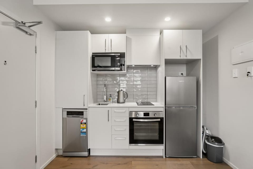 Modern Queenstown Studio Near Airport & Shops Apartment in Queenstown