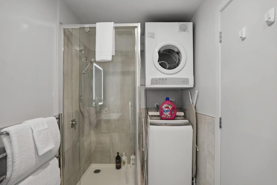 Modern Queenstown Studio Near Airport & Shops Apartment in Queenstown