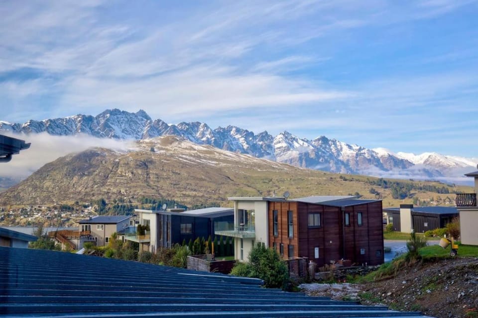 Grand Alpine Villa - 4 bedrooms House in Queenstown
