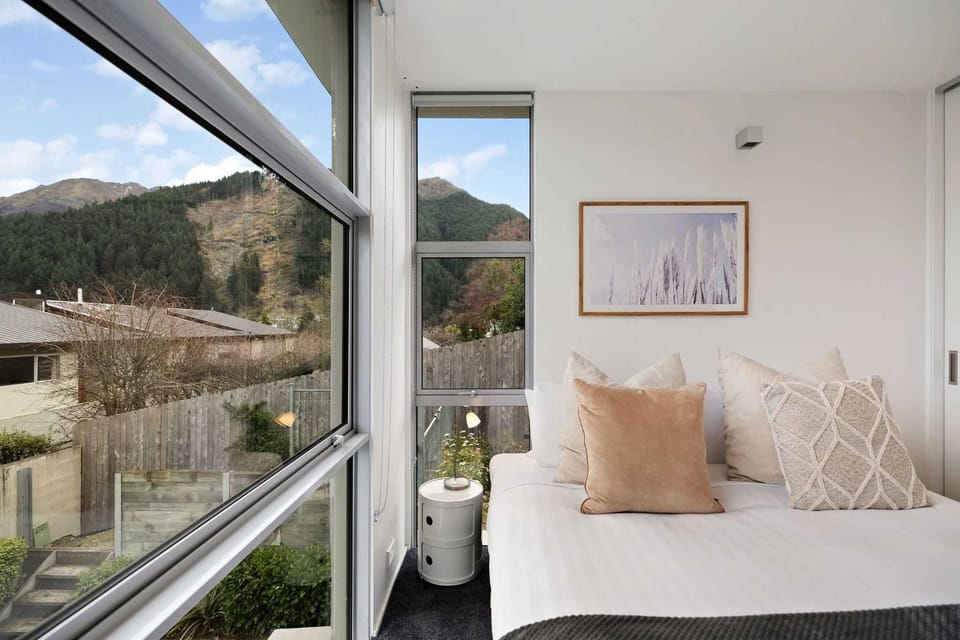 5 bedroom modern apartment in the heart of QT House in Queenstown