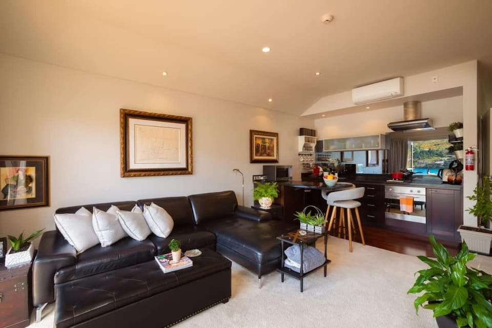 Lakefront Mountain Views Stylish unit Apartment in Queenstown