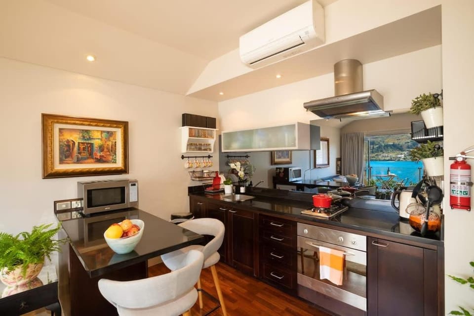 Lakefront Mountain Views Stylish unit Apartment in Queenstown