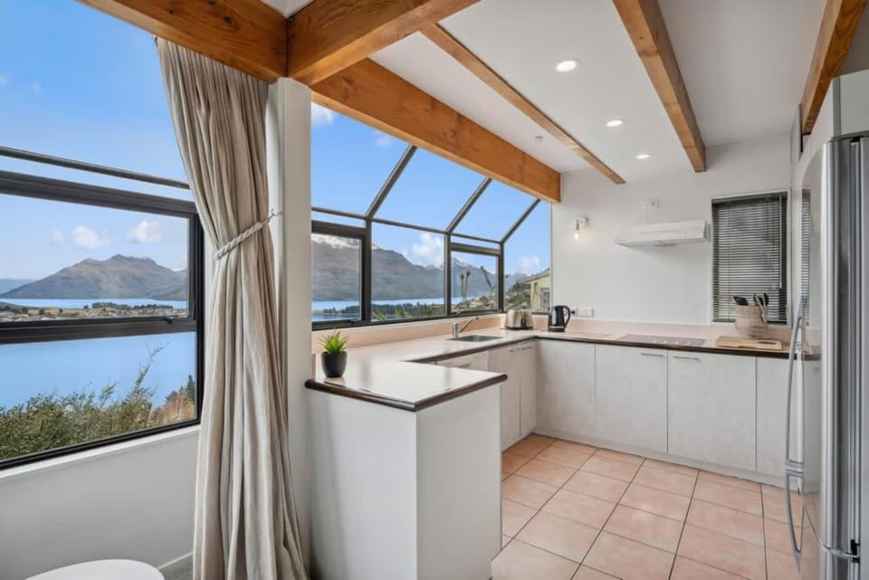 Remarkable Views on Stone Ridge House in Queenstown