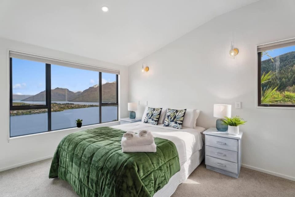 Remarkable Views on Stone Ridge House in Queenstown