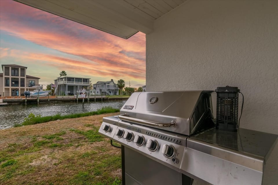 Oyster House Waterfront 3b2b Kayaks BBQ Games House in Hernando Beach