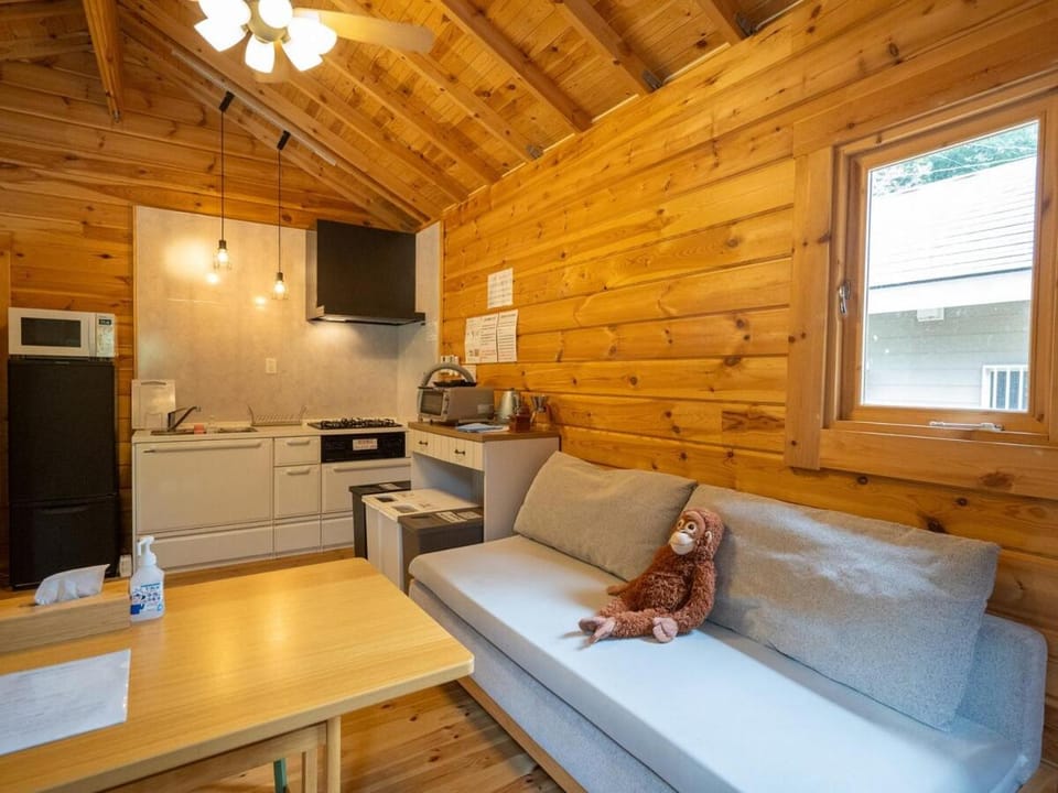 メロディーハウス 一棟貸新築ログハウス 広いデッキと庭 無垢材の香 小川のせせらぎ House in Japan
