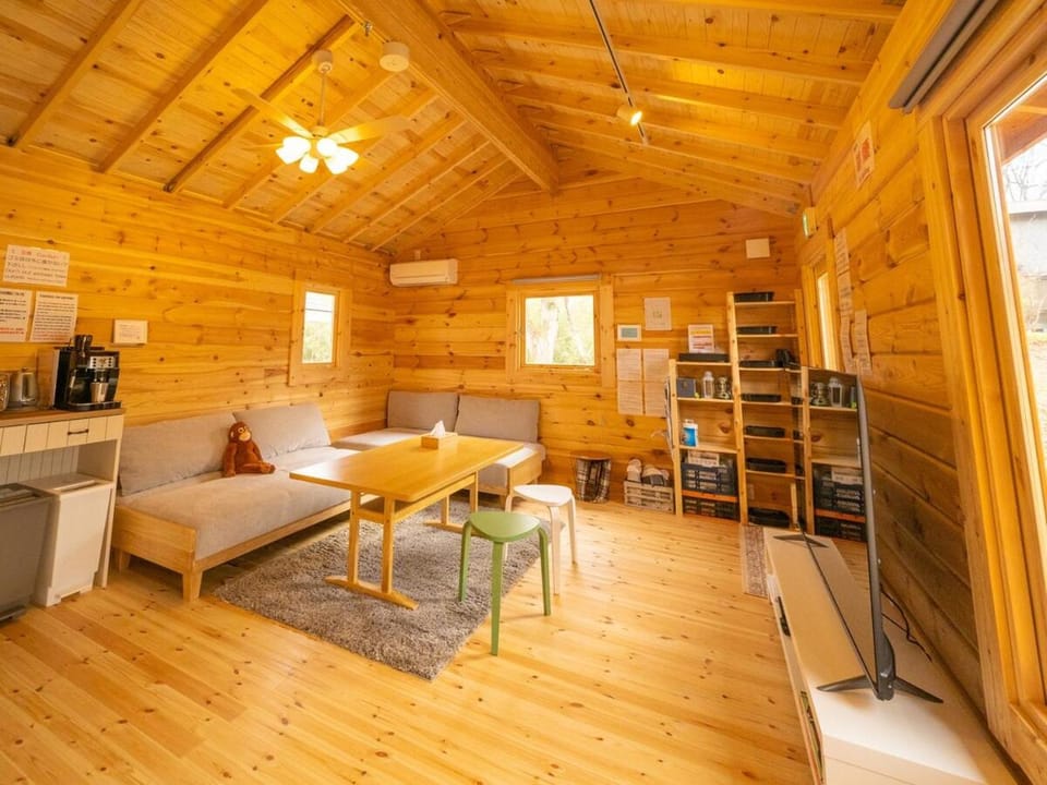 メロディーハウス 一棟貸新築ログハウス 広いデッキと庭 無垢材の香 小川のせせらぎ House in Japan