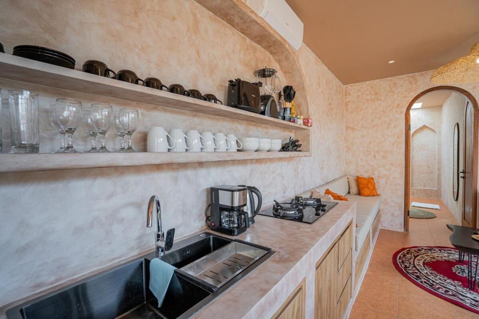 Coffee/tea facilities, Kitchen or kitchenette, stove