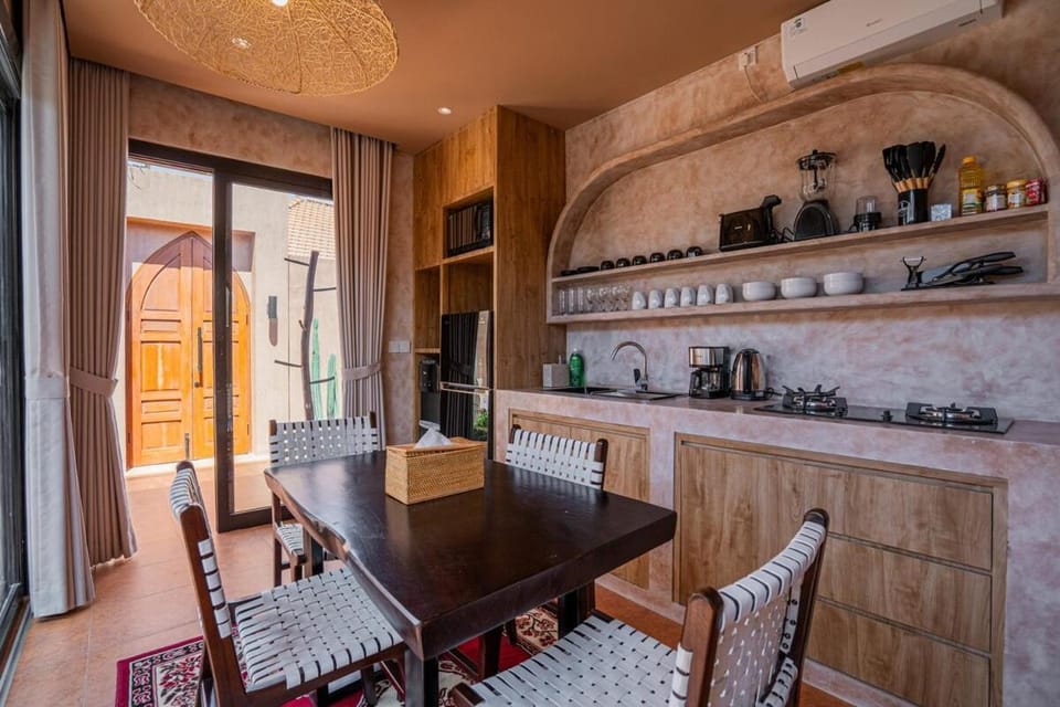 Kitchen or kitchenette, Dining area