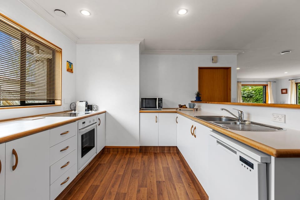 Kitchen or kitchenette, dishwasher, stove