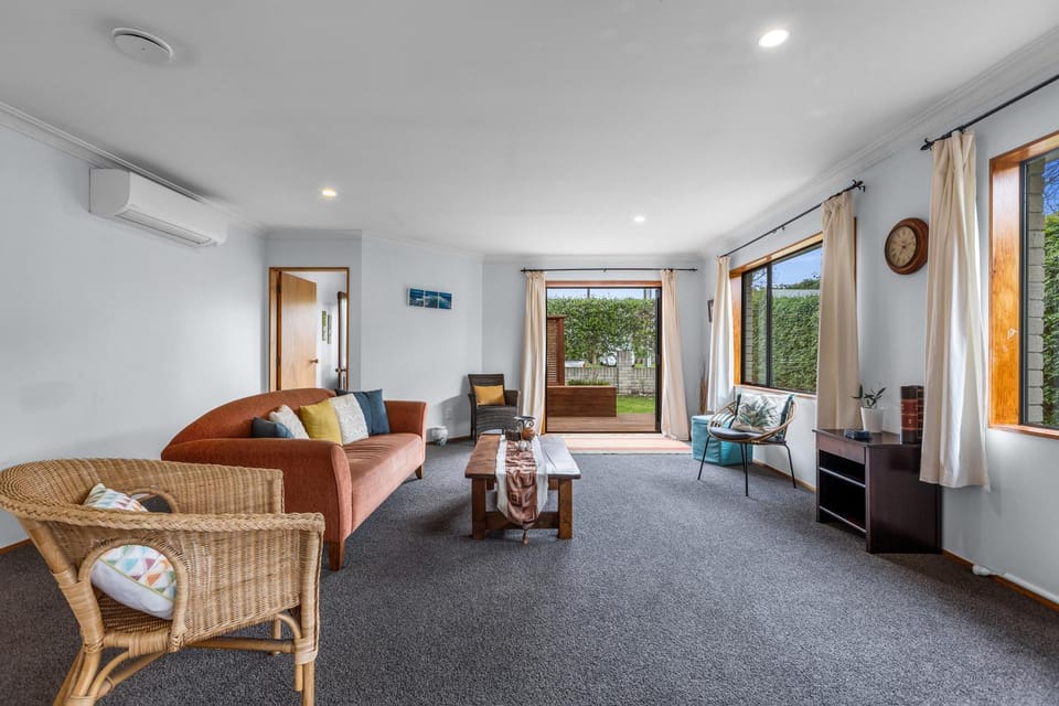 Living room, Photo of the whole room, Seating area, air conditioner