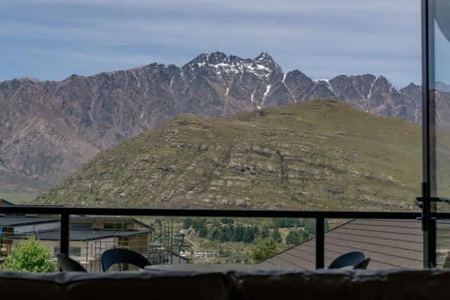 Remarkable Lake View House in Queenstown