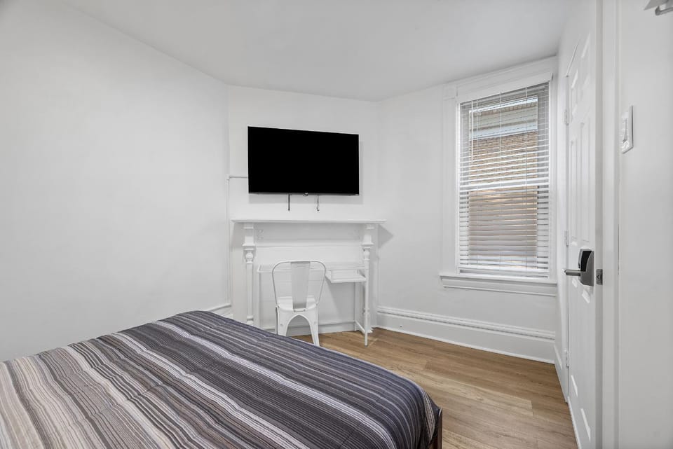 Pittsburgh Shadyside 2B Stylish and Cozy Private Bedroom with Shared Bathroom Vacation rental in Shadyside