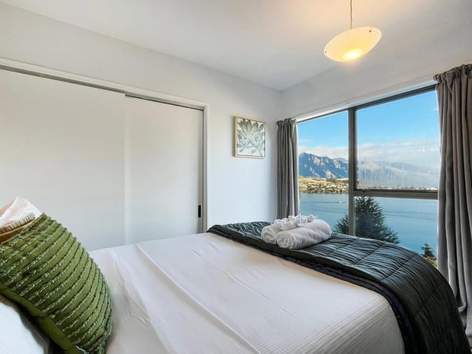 Bed, View (from property/room), Bedroom, Lake view, Mountain view