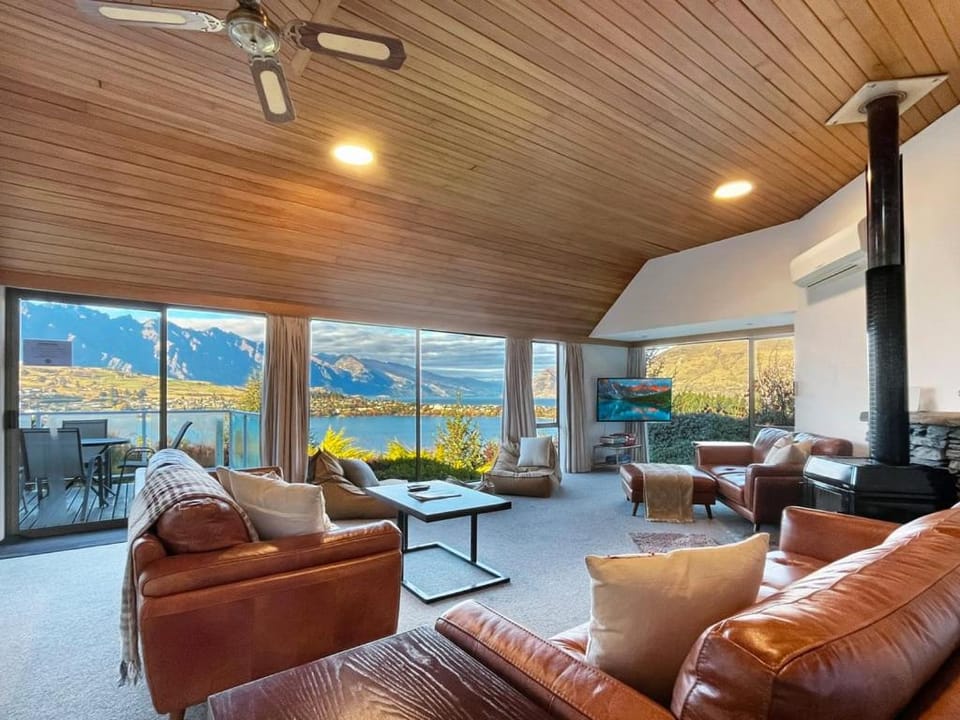 View (from property/room), Living room, Lake view, Landmark view, Mountain view