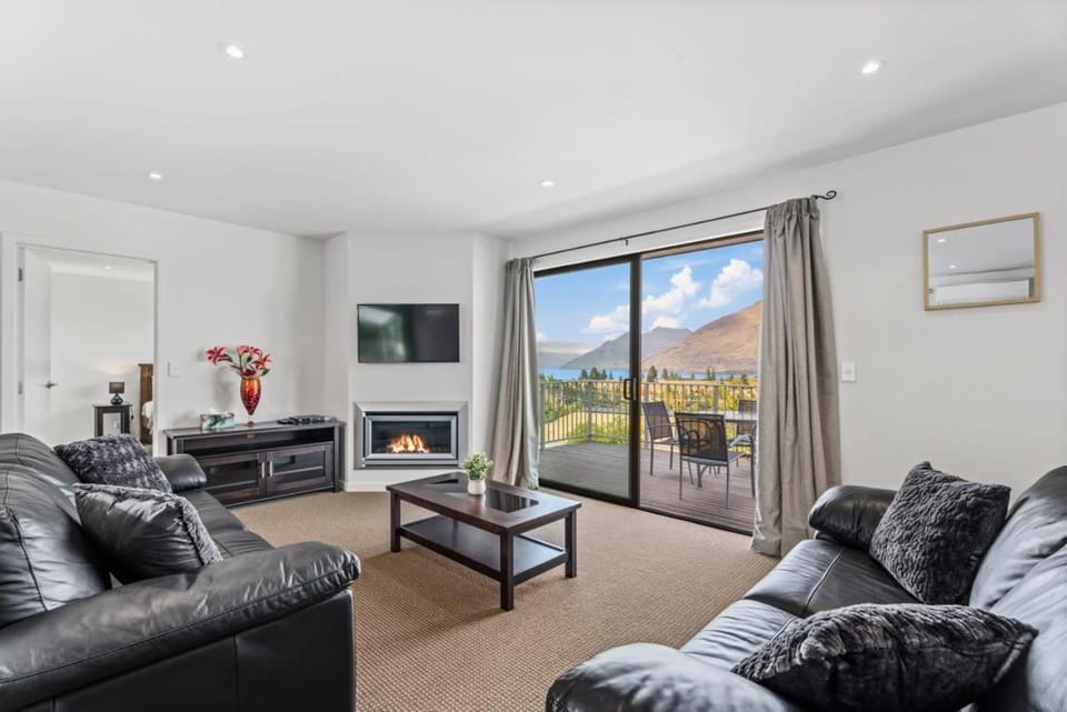 Natural landscape, TV and multimedia, Living room, Seating area, Evening entertainment, Mountain view