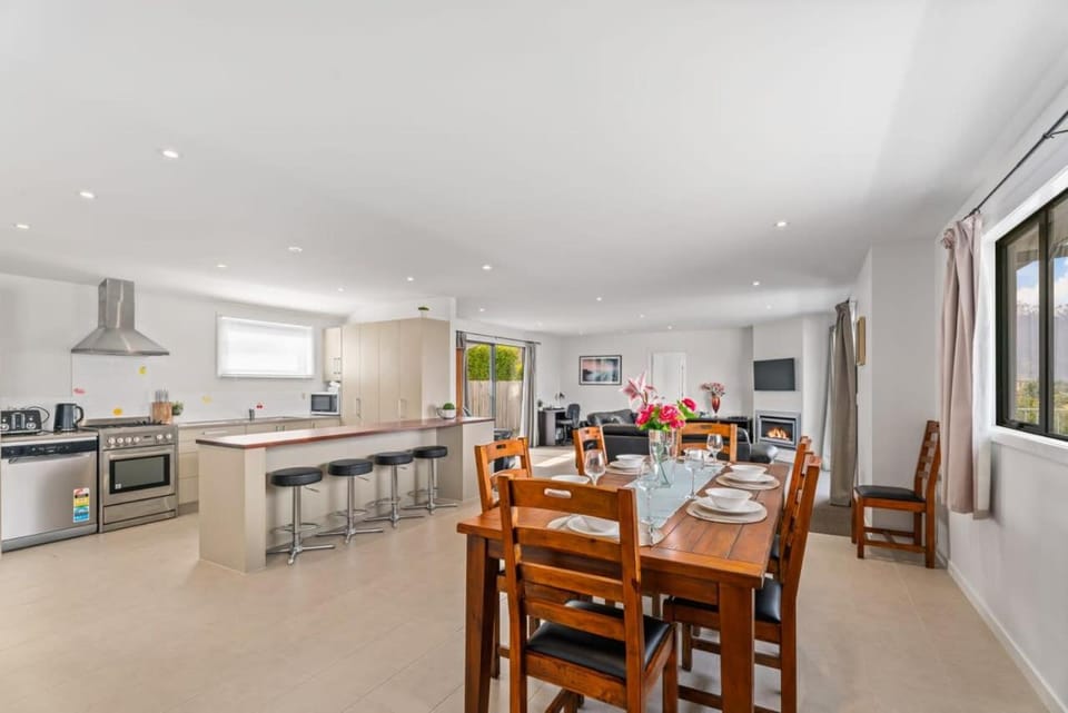 Kitchen or kitchenette, Living room, Seating area, Dining area, dishwasher, oven, stove, toaster