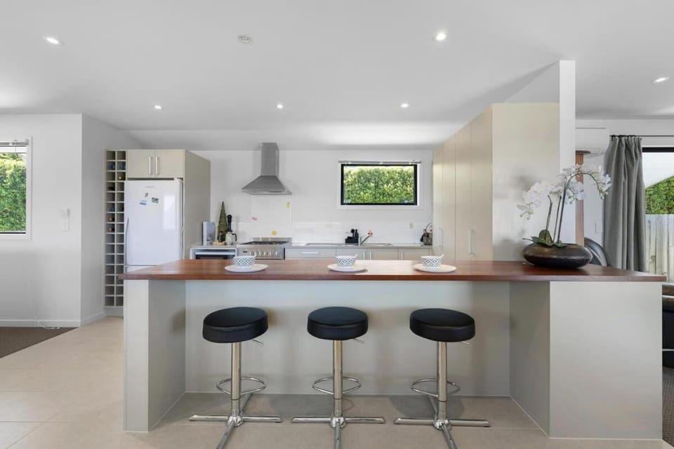 Kitchen or kitchenette, Dining area, oven, stove