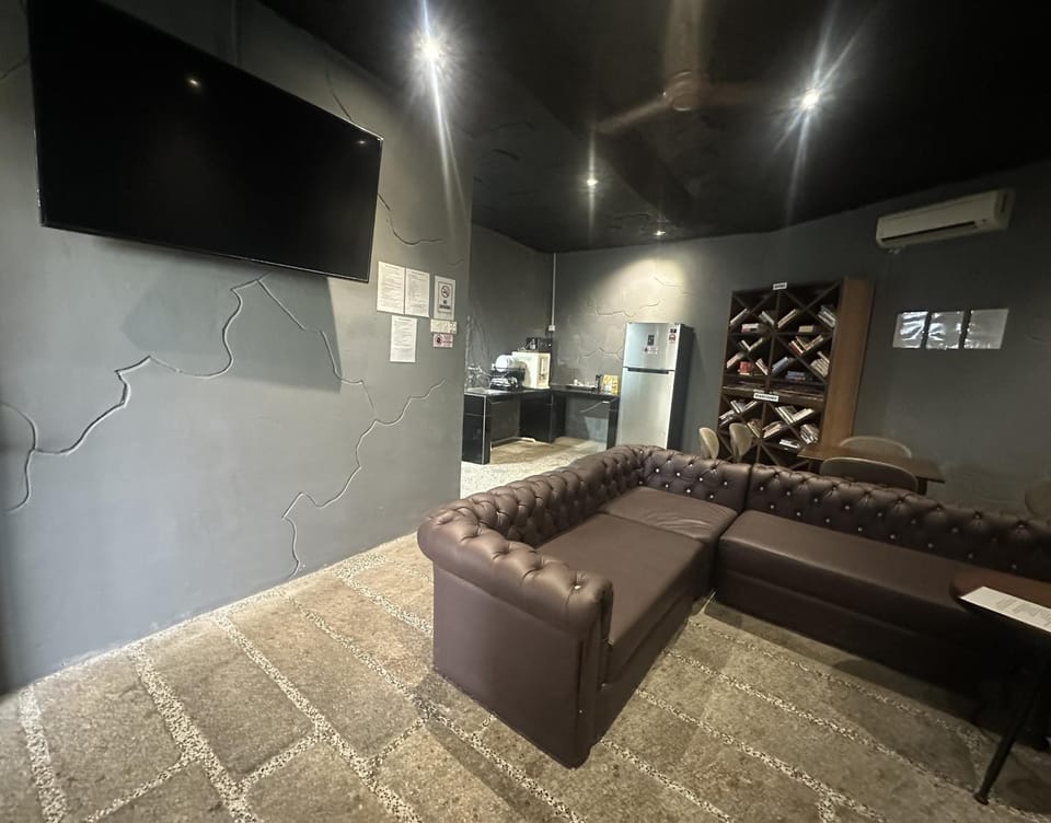 Communal lounge/ TV room, Communal lounge/ TV room, TV and multimedia, Kitchen or kitchenette, Living room, Seating area, Evening entertainment