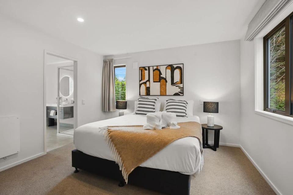 Hilltop Haven Modern Queenstown Comfort House in Queenstown