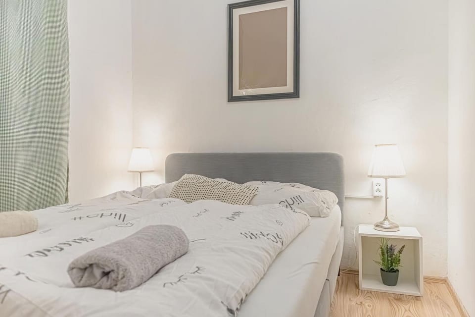 Bed, Bedroom, towels