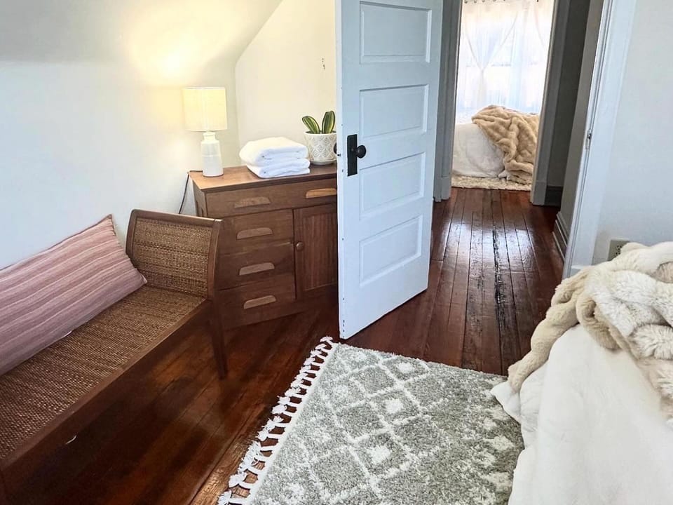 Westport Plaza Stay 2BR Cozy Escape House in Kansas City