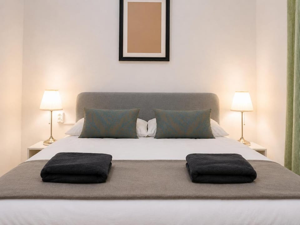 Bed, Bedroom, towels