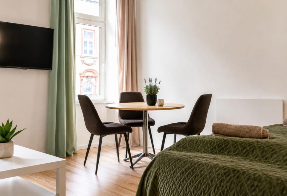 Bed, TV and multimedia, Seating area, Dining area, Bedroom