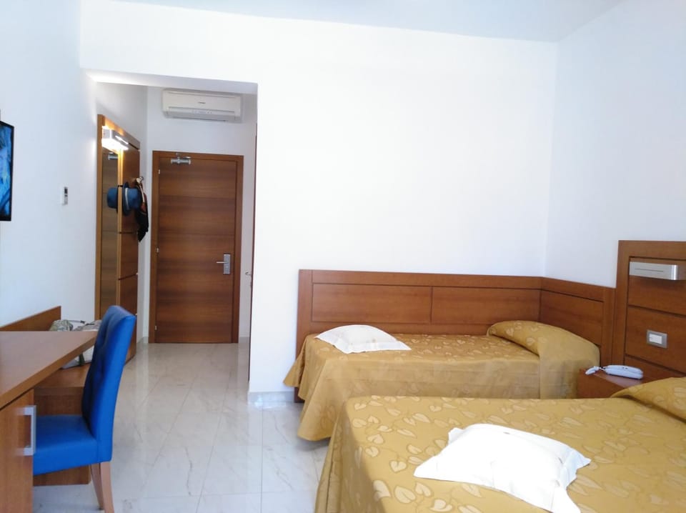 Bed, Other, Photo of the whole room, Decorative detail, Bedroom