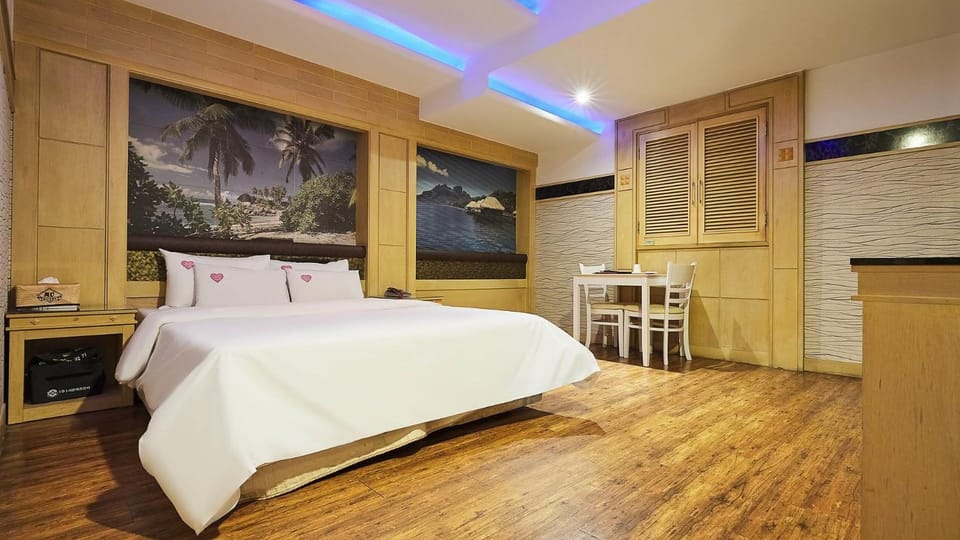 Photo of the whole room, Bedroom