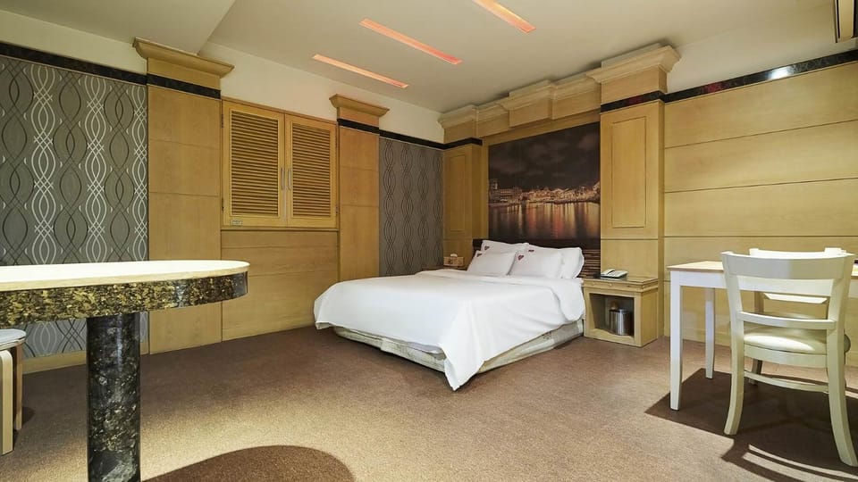 Bed, Seating area