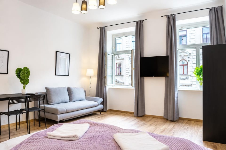Bed, TV and multimedia, Seating area, Bedroom, wardrobe