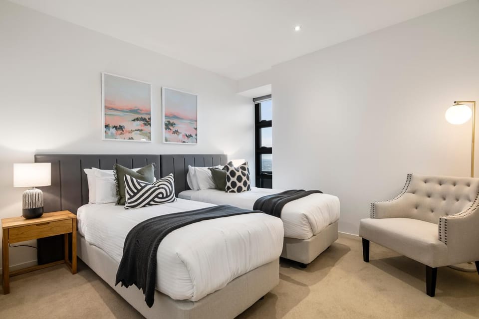 Sky Suite - Luxe 3BR with Endless Views & 2Car Space Apartment in Southbank