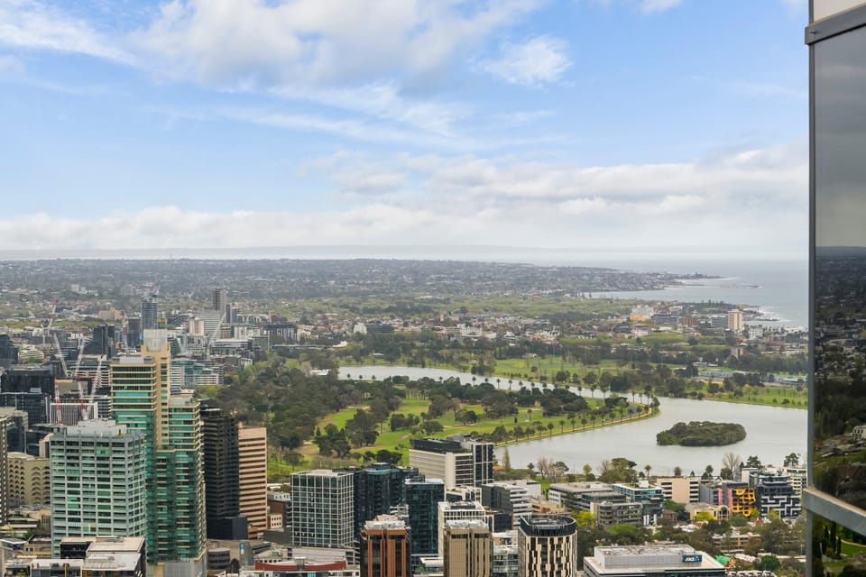 Sky Suite - Luxe 3BR with Endless Views & 2Car Space Apartment in Southbank