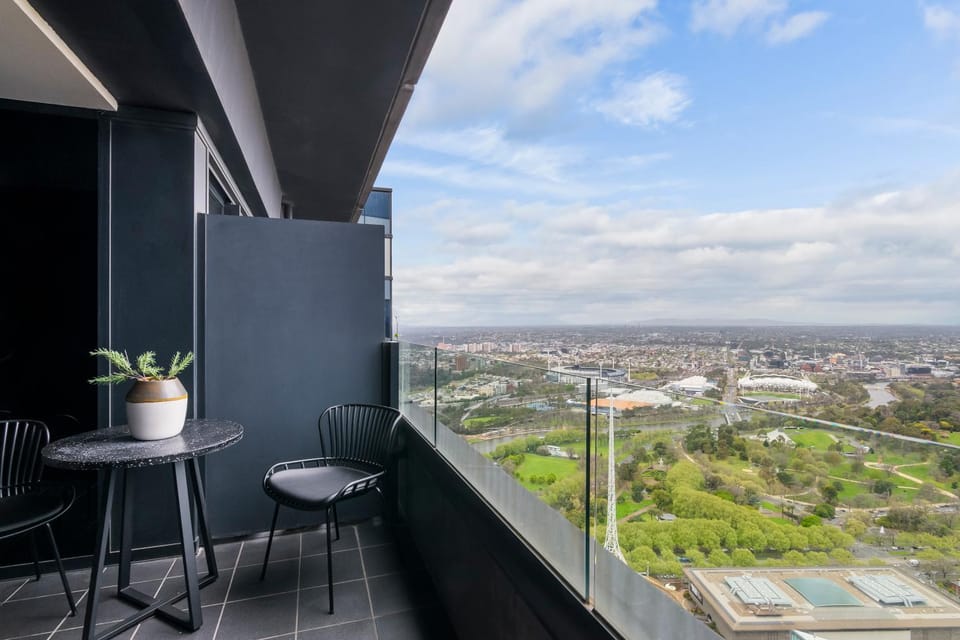 Sky Suite - Luxe 3BR with Endless Views & 2Car Space Apartment in Southbank