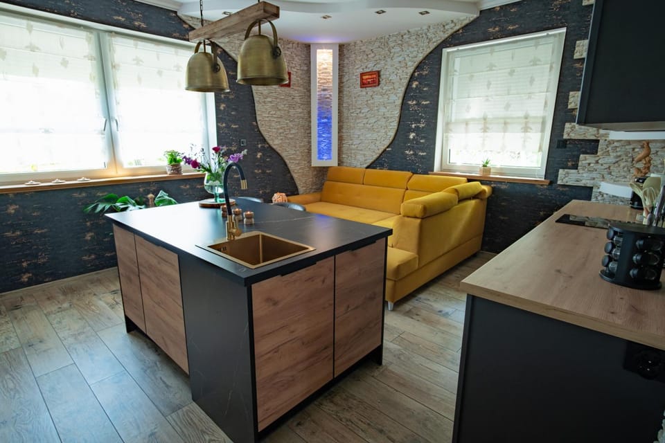 Kitchen or kitchenette, Seating area, dishwasher, stove