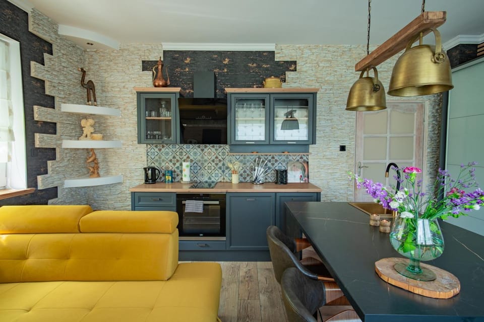 Kitchen or kitchenette, dishwasher, stove
