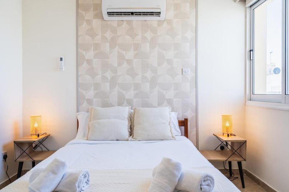 Bed, Bedroom, towels, air conditioner