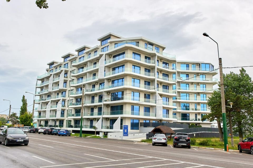 Property building, Neighbourhood, Location