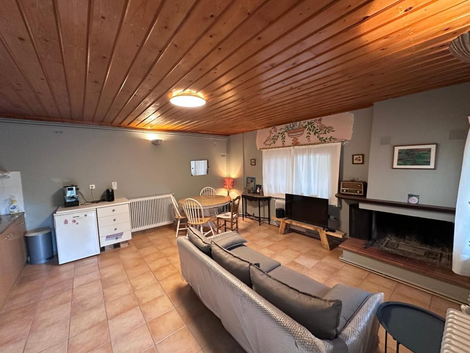 TV and multimedia, Living room, Seating area, Dining area