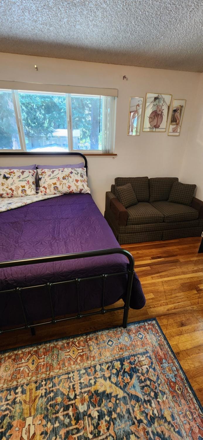 Comfy, Cozy BnB Kent WA "Private Bathroom" Bed and Breakfast in Kent