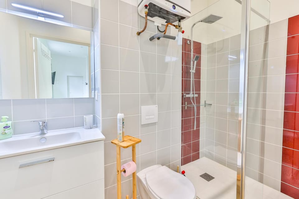 Shower, Bathroom, hair dryier, heating, towels