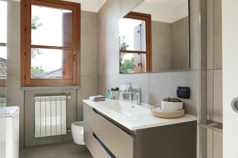 Toilet, Bathroom, towels